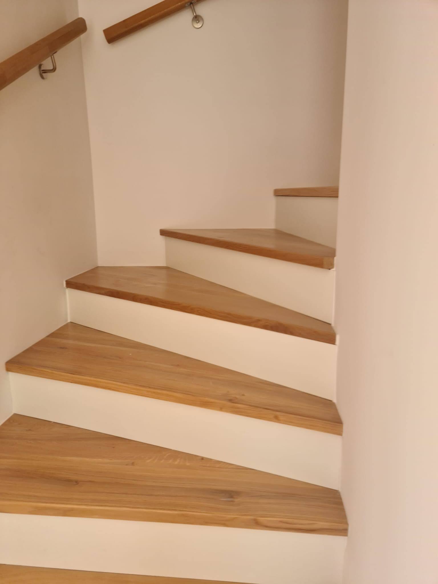 Oak stairs installed on concrete – solid glued oak treads